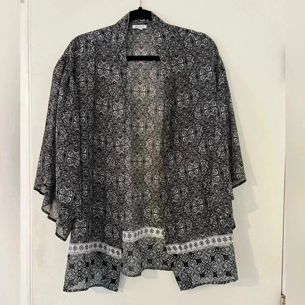 Beautiful Kimono perfect for vacation or throwing over a sleeveless dress (S125)